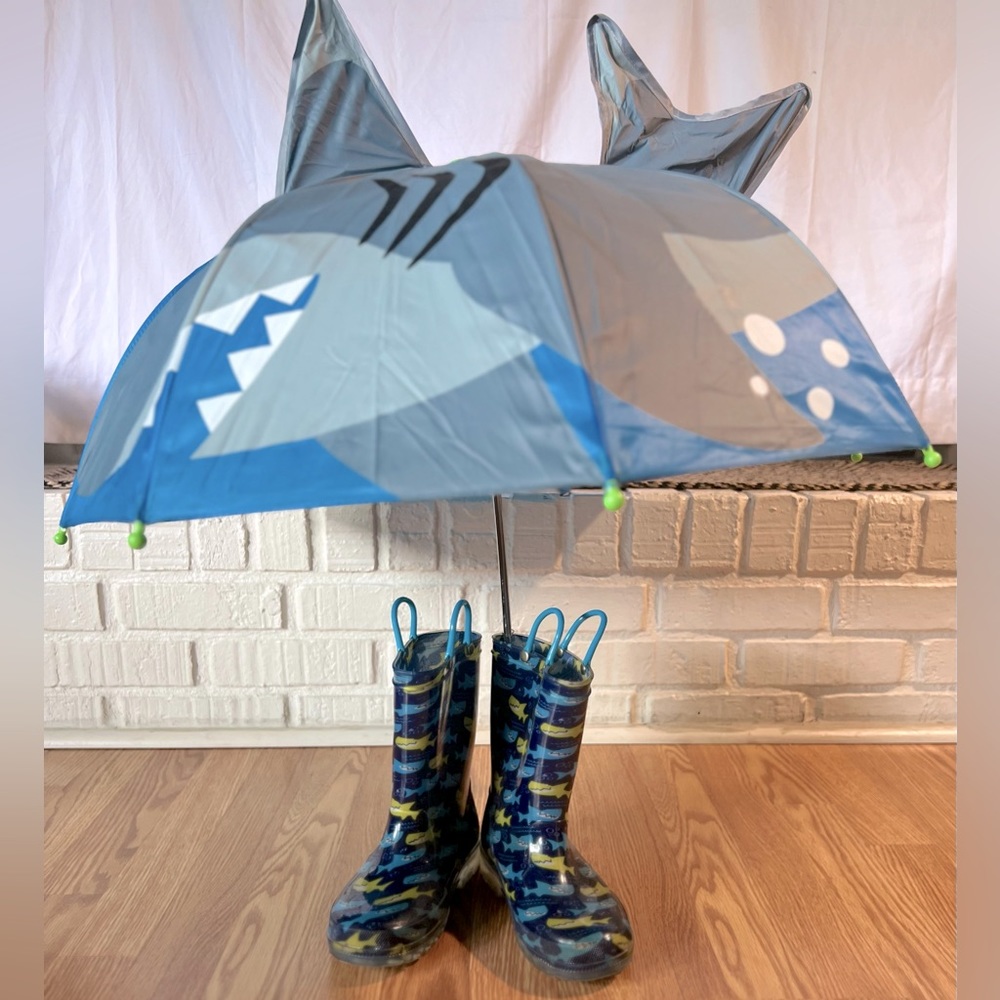 SHARK Rain boots and Umbrella-size 2